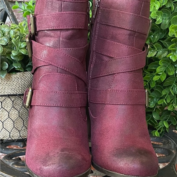JustFab Binnae High Heeled Bootie; Burgundy Suede W/Multi-Straps & Buckles; Sz 9 - Picture 14 of 16